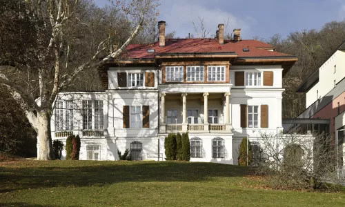 B076 Základní škola a mateřská škola logopedická (modernistická přestavba Rohrerovy vily)